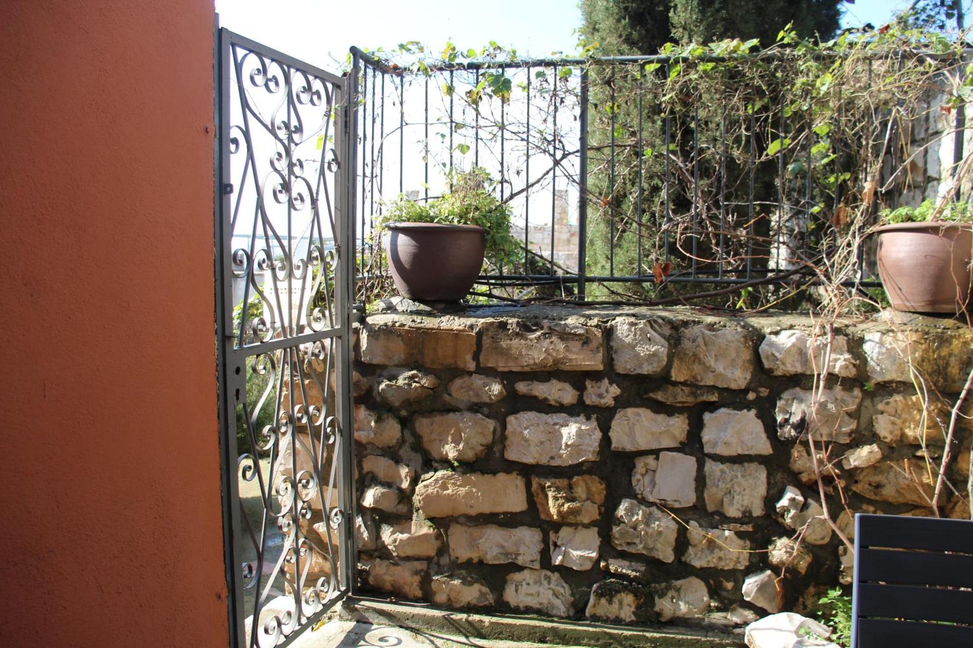 Artists' Colony Inn Zefat Exterior photo